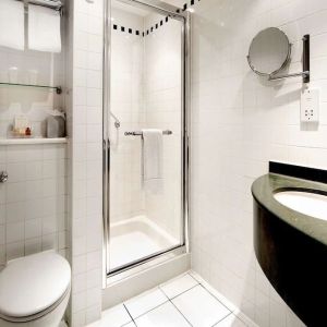 Guest bathroom with shower at Hilton Garden Inn Glasgow City Centre.