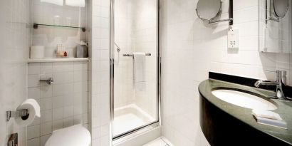 Guest bathroom with shower at Hilton Garden Inn Glasgow City Centre.