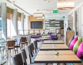 Dining area perfect for coworking at Hilton Garden Inn Glasgow City Centre.