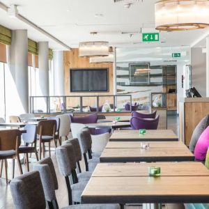 Dining area perfect for coworking at Hilton Garden Inn Glasgow City Centre.