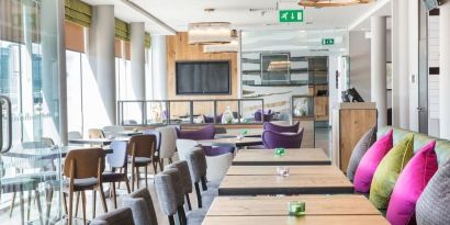 Dining area perfect for coworking at Hilton Garden Inn Glasgow City Centre.