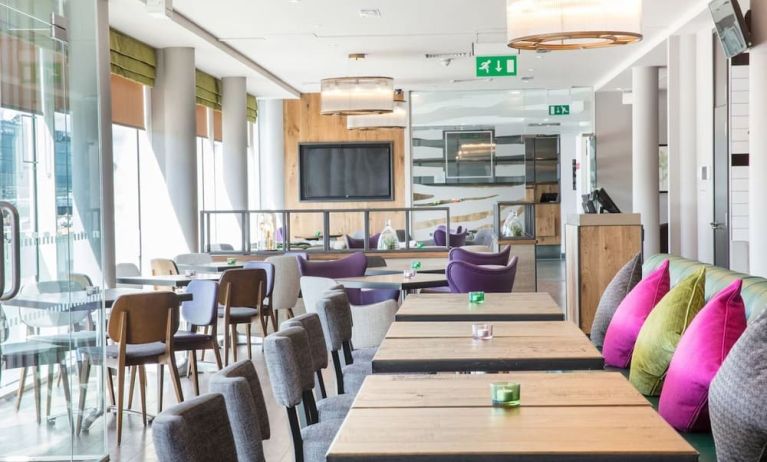 Dining area perfect for coworking at Hilton Garden Inn Glasgow City Centre.