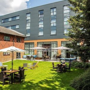 Garden with ample seating at Hilton Garden Inn Abingdon Oxford.