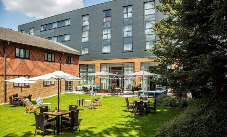 Garden with ample seating at Hilton Garden Inn Abingdon Oxford.