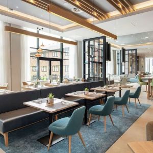 Spacious dining area perfect for coworking at Hilton Garden Inn Abingdon Oxford.