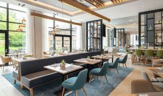 Spacious dining area perfect for coworking at Hilton Garden Inn Abingdon Oxford.