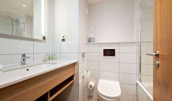 Guest bathroom with shower and tub at Hilton Garden Inn Abingdon Oxford.