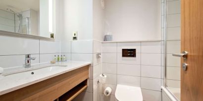 Guest bathroom with shower and tub at Hilton Garden Inn Abingdon Oxford.