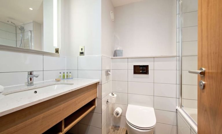 Guest bathroom with shower and tub at Hilton Garden Inn Abingdon Oxford.