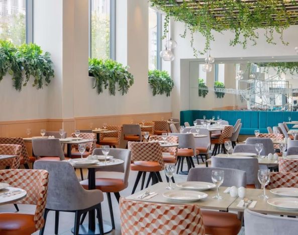 Dining area perfect for coworking at Hilton Garden Inn Stoke On Trent.
