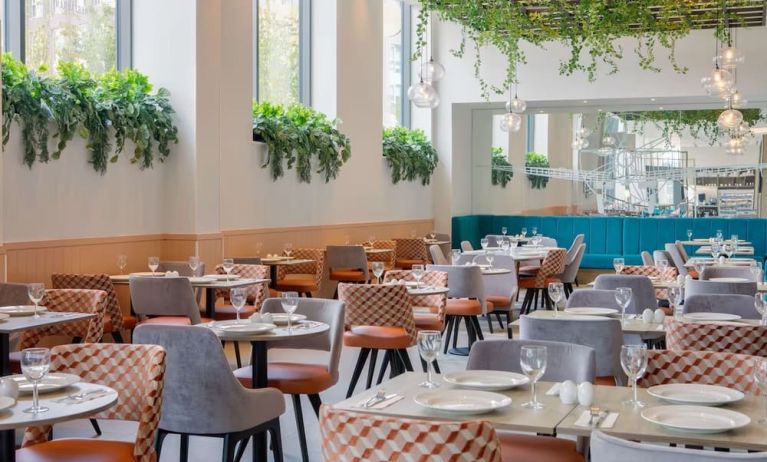 Dining area perfect for coworking at Hilton Garden Inn Stoke On Trent.
