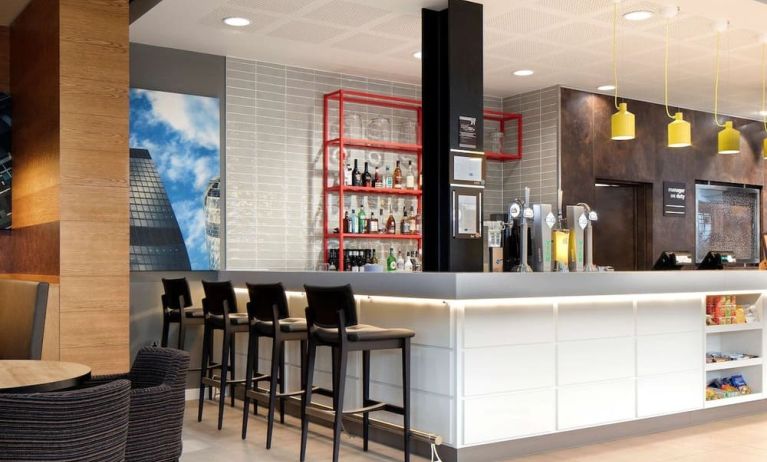 Chic hotel bar perfecto for co-working at the Hampton by Hilton London Docklands.