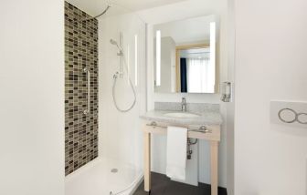 Guest bathroom at the Hampton by Hilton London Docklands.