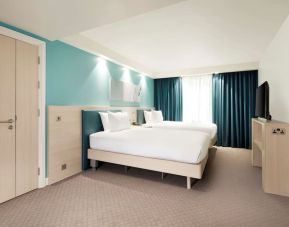 Twin double room with TV screen at the Hampton by Hilton London Docklands.