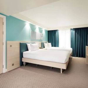 Twin double room with TV screen at the Hampton by Hilton London Docklands.