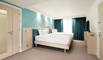 Twin double room with TV screen at the Hampton by Hilton London Docklands.