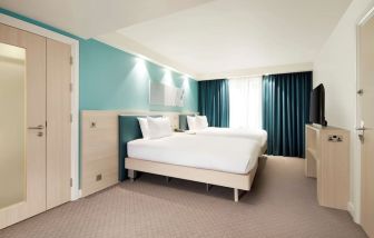 Twin double room with TV screen at the Hampton by Hilton London Docklands.