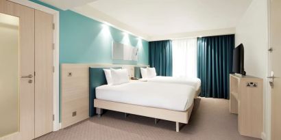 Twin double room with TV screen at the Hampton by Hilton London Docklands.