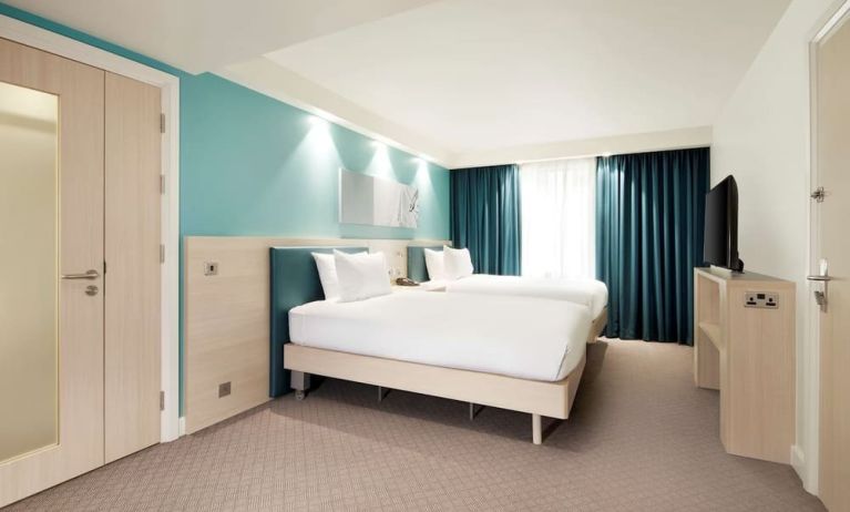 Twin double room with TV screen at the Hampton by Hilton London Docklands.