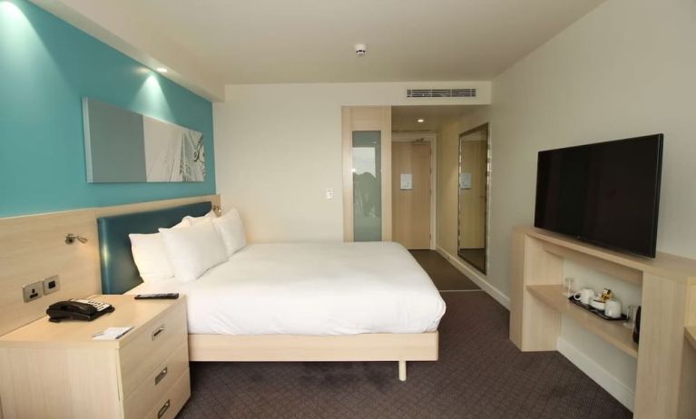 Day use room with TV and workdesk at the Hampton by Hilton London Docklands.