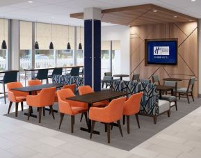 Dining and coworking space at Holiday Inn Express & Suites Bronx.