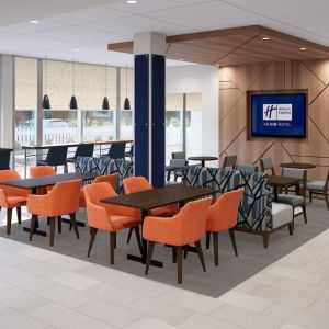 Dining and coworking space at Holiday Inn Express & Suites Bronx.