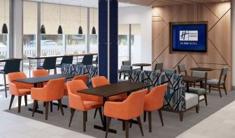 Dining and coworking space at Holiday Inn Express & Suites Bronx.