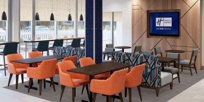 Dining and coworking space at Holiday Inn Express & Suites Bronx.