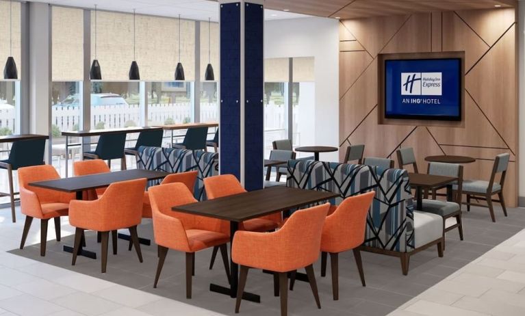 Dining and coworking space at Holiday Inn Express & Suites Bronx.