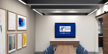 Meeting room at Holiday Inn Express & Suites Bronx.