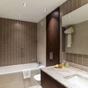 Guest bathroom with tub and free toiletries at the Hilton London Gatwick Airport.