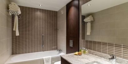 Guest bathroom with tub and free toiletries at the Hilton London Gatwick Airport.