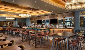 Hotel bar with lounge area and comfortable sitting, perfect for co-working at the Hilton Birmingham Metropole.