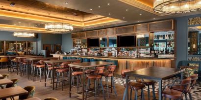 Hotel bar with lounge area and comfortable sitting, perfect for co-working at the Hilton Birmingham Metropole.