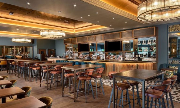 Hotel bar with lounge area and comfortable sitting, perfect for co-working at the Hilton Birmingham Metropole.