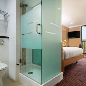 Day use room with TV, work desk and private bathroom at the Hilton Birmingham Metropole.