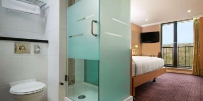 Day use room with TV, work desk and private bathroom at the Hilton Birmingham Metropole.