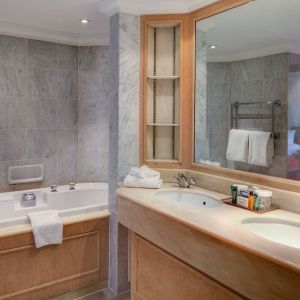 Day use guest bathroom with tub and toiletries at the Hilton Birmingham Metropole.