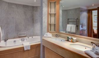 Day use guest bathroom with tub and toiletries at the Hilton Birmingham Metropole.