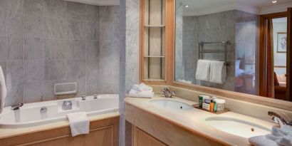 Day use guest bathroom with tub and toiletries at the Hilton Birmingham Metropole.