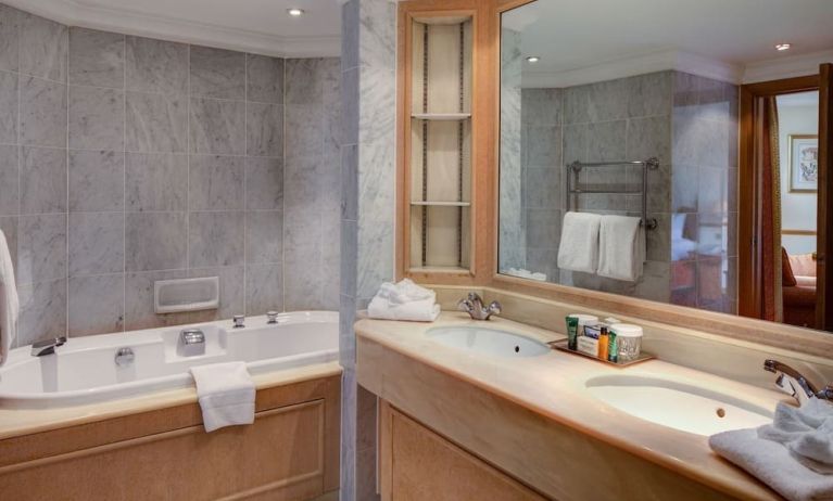 Day use guest bathroom with tub and toiletries at the Hilton Birmingham Metropole.