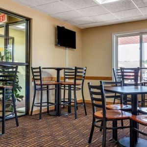 Dining room at Coratel Inn & Suites By Jasper River Falls.