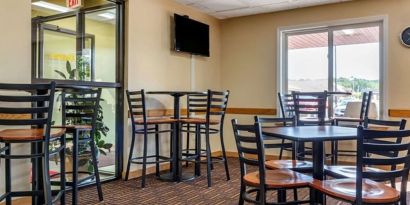 Dining room at Coratel Inn & Suites By Jasper River Falls.