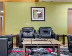 Coworking lounge at Coratel Inn & Suites By Jasper River Falls.