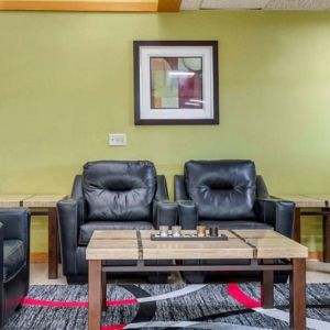 Coworking lounge at Coratel Inn & Suites By Jasper River Falls.