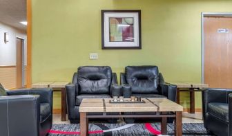 Coworking lounge at Coratel Inn & Suites By Jasper River Falls.