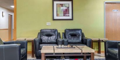 Coworking lounge at Coratel Inn & Suites By Jasper River Falls.