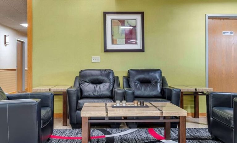 Coworking lounge at Coratel Inn & Suites By Jasper River Falls.