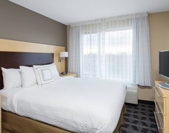 Day use room with huge windows at TownePlace Suites By Marriott Shreveport-Bossier City.