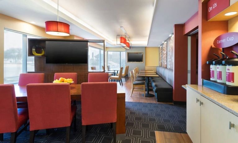 Dining area perfect for coworking at TownePlace Suites By Marriott Shreveport-Bossier City.